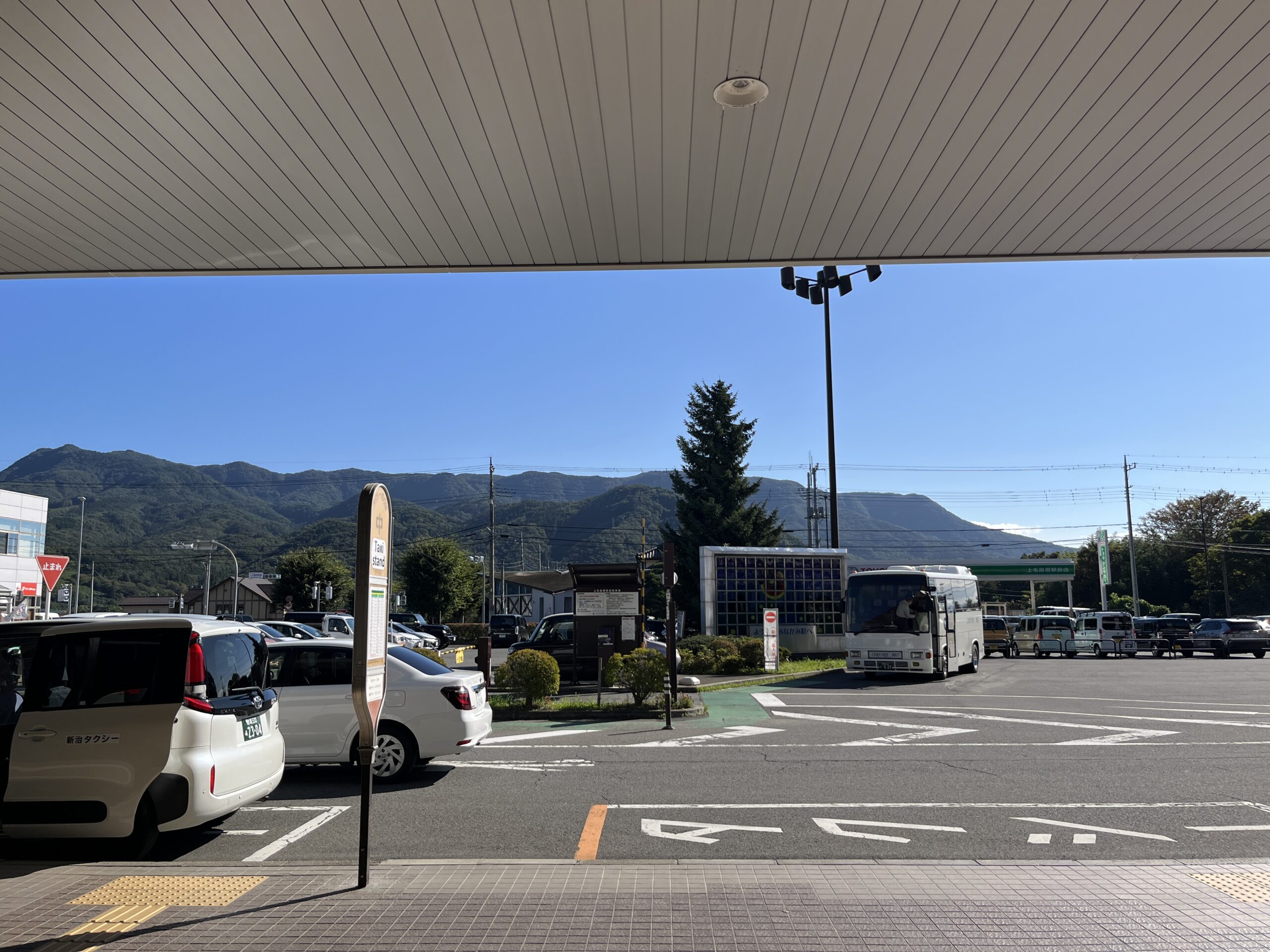 青空の下の上毛高原駅前とバス乗り場