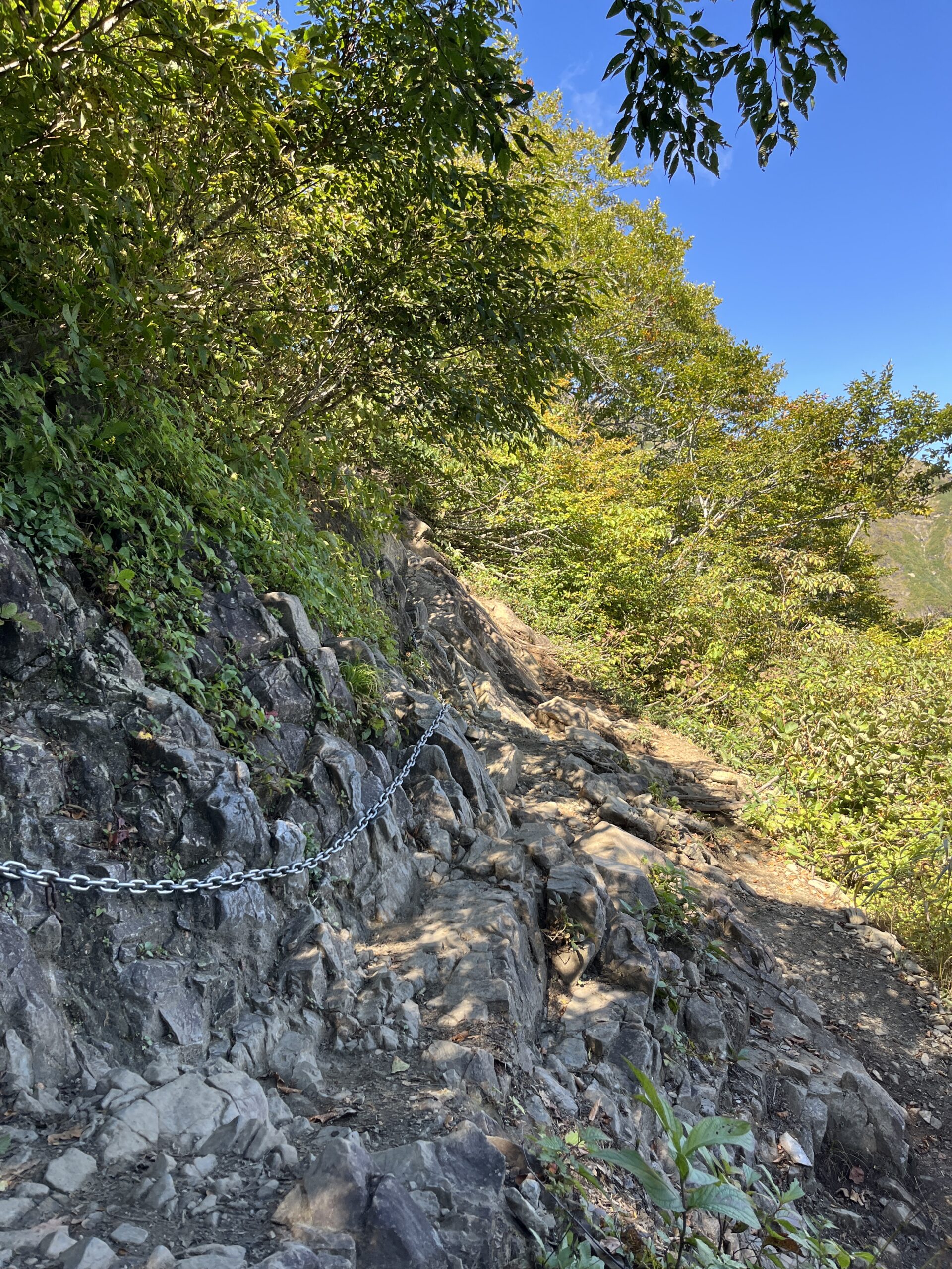 天神尾根の岩の斜面に沿って設置された鎖
