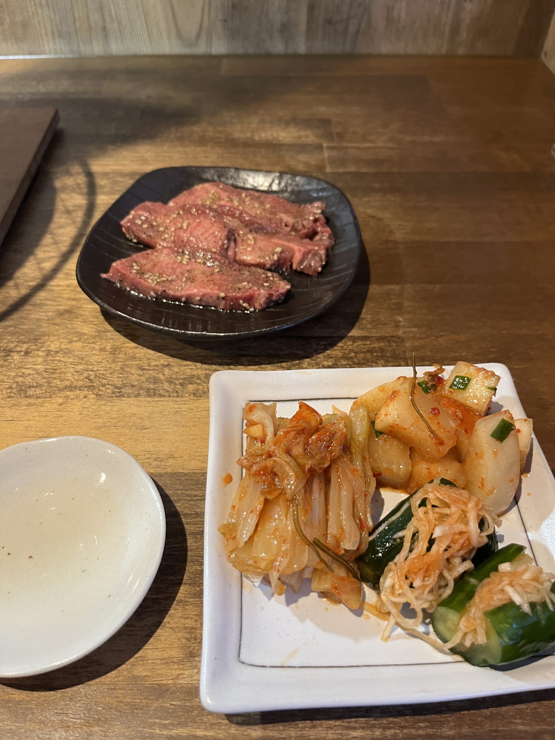 沼田のやまじで食べた焼肉とキムチの皿